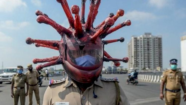 Chennai - Polisi India tak kehabisan akal demi menertibkan warganya di tengah masa lockdown karena wabah Covid-19. Pakai helm berbentuk corona jadi andalan.