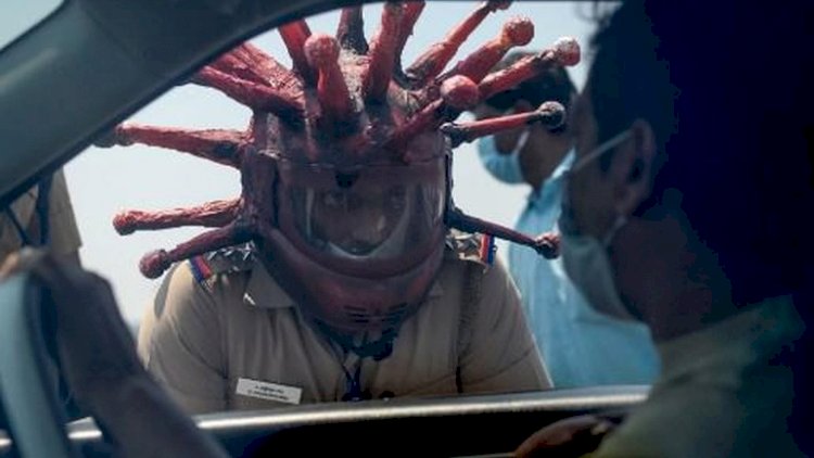Chennai - Polisi India tak kehabisan akal demi menertibkan warganya di tengah masa lockdown karena wabah Covid-19. Pakai helm berbentuk corona jadi andalan.