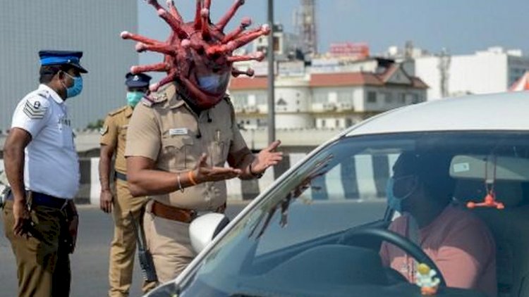 Chennai - Polisi India tak kehabisan akal demi menertibkan warganya di tengah masa lockdown karena wabah Covid-19. Pakai helm berbentuk corona jadi andalan.